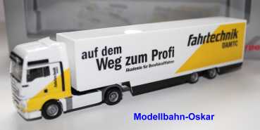 Herpa 301398 MAN TGX XXL Jumbokoffer-SZ "ÖAMTC-Fahrtechnik"