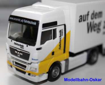 Preview: Herpa 301398 MAN TGX XXL Jumbokoffer-SZ "ÖAMTC-Fahrtechnik"