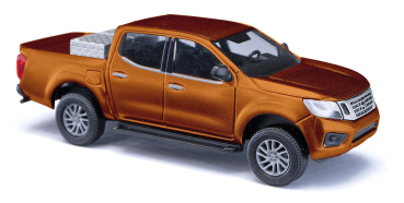 Busch 53720  Nissan Navara mit Alukiste, gold-metallic